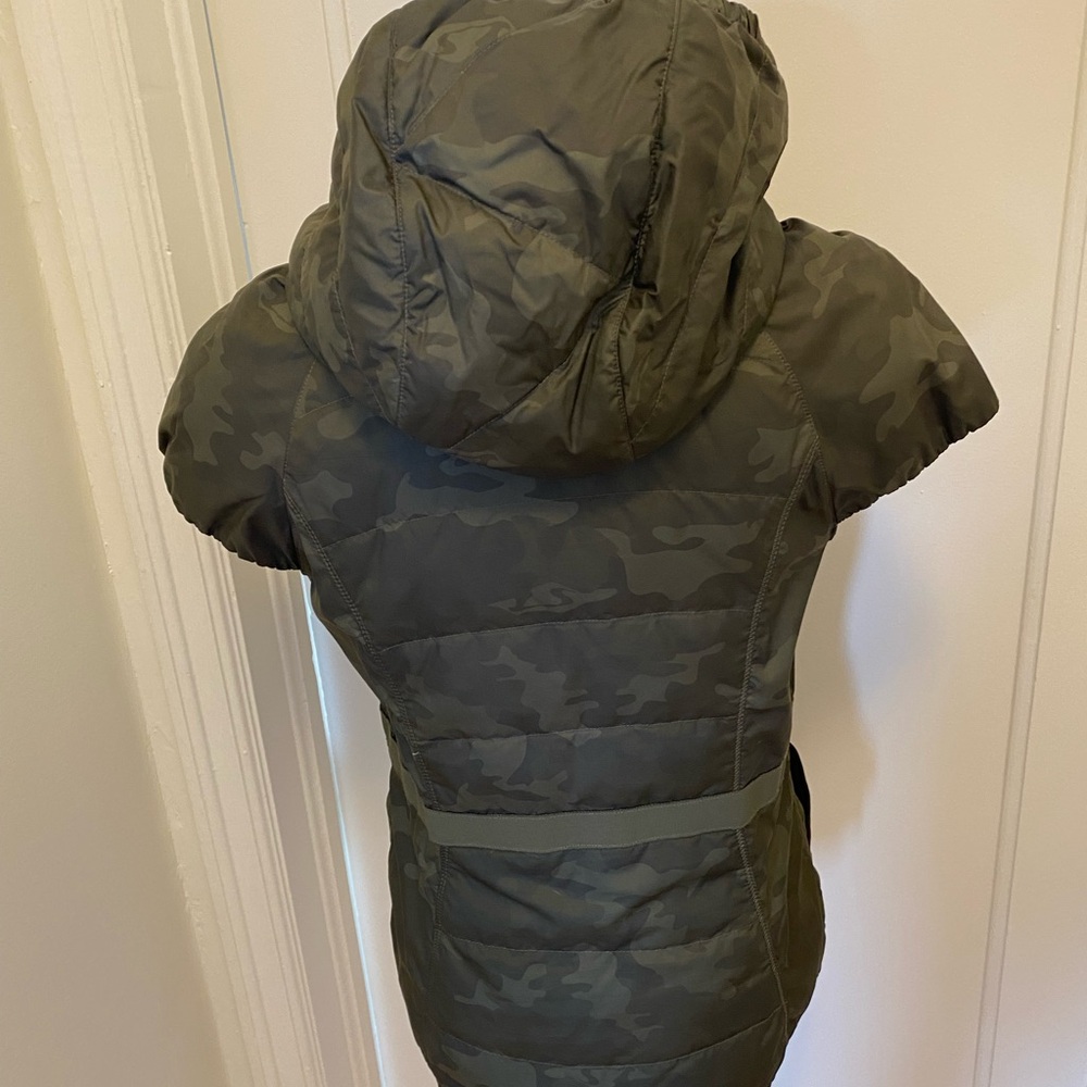 Lululemon Green Camouflage spring Fling Puffy Vest Size 8 - Picture 2 of 5